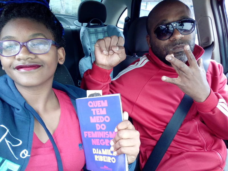 Anderson Moraes with his daughter, after voting in the election